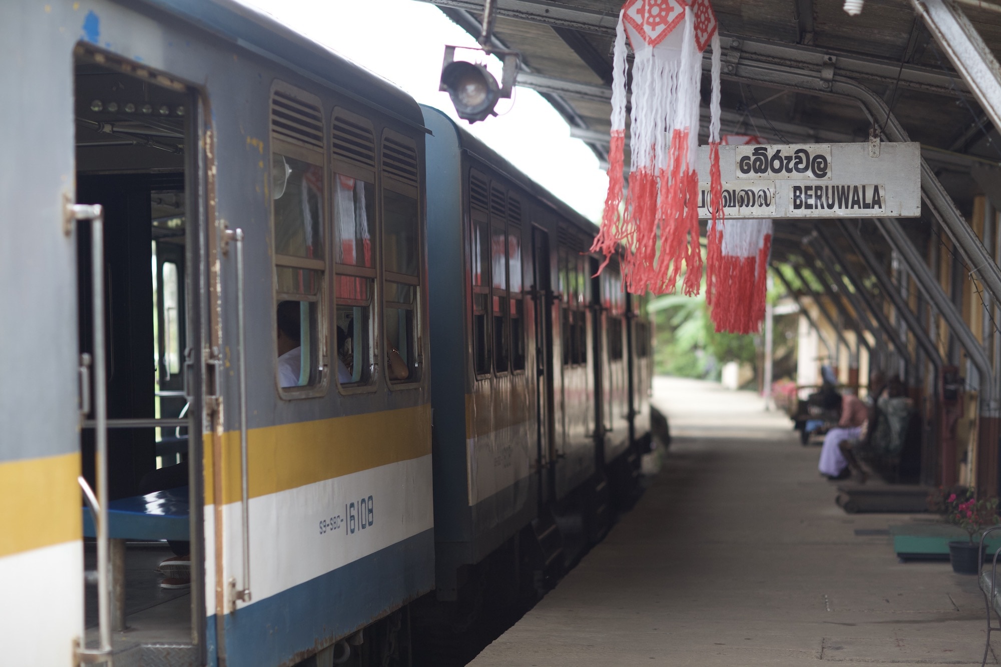 スリランカ ヒッカドゥア電車とトゥクトゥクの旅
